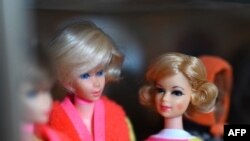 Wanasesere wa Barbie katika "kliniki ya Barbie" huko Ujerumani magharibi Julai 25, 2023. Picha na Ina FASSBENDER / AFP.