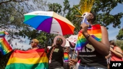 Washiriki wa gwaride la mashoga huko Entebbe Uganda, tarehe 8, Agosti 2015. PICHA NA AFP/ ISAAC KASAMANI.