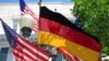 资料照：美国首都华盛顿街头的美国和德国国旗