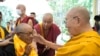 西藏流亡精神领袖达赖喇嘛（右）（资料照：2024年5月29日）