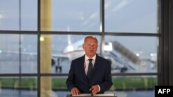 ນາຍົກລັດຖະມົນຕີເຢຍລະມັນ ທ່ານ ໂອລາຟ ໂຊລສ໌ ກ່າວຕໍ່ນັກຂ່າວຢູ່ສະໜາມບິນ Cologne/Bonn ໃນເຢຍຣະມັນ, ວັນທີ 1 ສິງຫາ, 2024, ຫຼັງຈາກບັນດານັກໂທດການເມືອງຊາວເຢຍຣະມັນຖືກປ່ອຍຕົວ ໃນນຶ່ງໃນບັນດາການແລກປ່ຽນນັກໂທດທີ່ໃຫຍ່ທີ່ສຸດລະຫວ່າງຣັດເຊຍ ແລະຝ່າຍຕາເວັນຕົກ ນັບຕັ້ງແຕ່ສົງຄາມເຢັນສິ້ນສຸດລົງ.