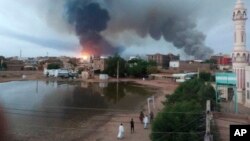 ຄວັນ​ກຸ້ມ​ຂຶ້ນ​ເໜືອ​ນະ​ຄອນ​ຫຼວງ​ຄາ​ຣ໌​ທູມ ປະ​ເທດ​ຊູ​ດານ ເມື່ອ​ວັນ​ທີ 7 ມິ​ຖຸ​ນາ 2023 ຂະ​ນະ​ທີ່​ການ​ສູ້​ລົບ​ກັນ ຢູ່​ໃນ​ປະ​ເທດ​ຕັ້ງ​ຢູ່​ທາງ​ພາກ​ຕາ​ເວັນ​ອອກ​ສຽງ​ເໜືອ ຂອງ​ທະ​ວີບ​ອາ​ຟ​ຣິ​ກາ ຍັງ​ບໍ່​ມີ​ຮ່ອງ​ຮອຍ​ວ່າ ຈະ​ຜ່ອນ​ເບົາ​ລົງ. 