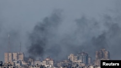 Moshi ukifuka huko Gaza baada ya mashambulizi Januari 18,2024.