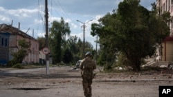 Украинский военный в Судже, Курская область. Август 2024 г. 