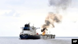印度海軍提供的照片顯示被胡塞武裝分子飛彈襲擊的英國Marlin Luanda號油輪著火。（2024年1月27日）