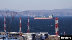 ກຳ​ປັ່ນ​ບັນ​ທຸກ​ນ້ຳ​ມັນ​ດິບ​ຈອດ​ຢູ່​ໃກ້​ກັບ​ທ່າ​ເຮືອ ຮາ​ຄອດ​ກາ, ຣັດ​ເຊຍ, 4 ທັນ​ວາ 2022. 