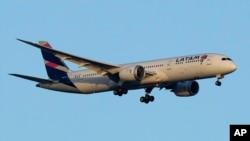 Wani jirgin LATAM Airlines Boeing 787 na shirin sauka a kasar Lisbon - Yuli 5, 2023.