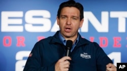 ແຟ້ມພາບ - ຜູ້ສະໝັກຊິງຕຳແໜ່ງປະທານາທິບໍດີຂອງພັກຣີພັບບລີກັນ ໃນເວລານັ້ນ,​ ຜູ້ປົກຄອງລັດ ຟລໍຣີດາ, ທ່ານຣອນ ດີແຊນຕິສ ກ່າວລະຫວ່າງການຫາສຽງໃນເມືອງ ນິວ ແຮມເຊີ, ວັນທີ 17 ມັງກອນ 2024.