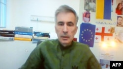 Заключенный в тюрьму экс-президент Грузии Михаил Саакашвили на видеосвязи во время судебного заседания по делу об антиправительственных протестов в 2007 году в Тбилиси, 27 октября 2023 года. С