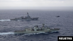 資料照片：美國海軍飛彈驅逐艦「鐘雲號」與加拿大皇家海軍護衛艦「蒙特利爾號」在南中國海進行演習期間並肩航行。 （2023年5月30日）