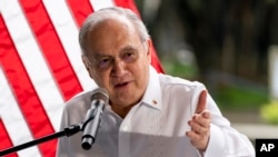 ແຟ້ມພາບ - ເອກອັກຄະລັດຖະທູດຟີລິບປິນ ປະຈຳ ສະຫະລັດ ທ່ານໂຮເສ ແມນູແອລ ໂຣມາວເດສ ກ່າວໃນລະຫວ່າງ ພິທີຢູ່ໃນນະຄອນຫຼວງມານີລາ ຂອງຟີລິບປິນ, ເມື່ອວັນທີ 6 ສິງຫາ 2022.