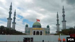 佔地12000平米的清真寺已經被鐵皮牆圍起來 (美國之音/柯林)