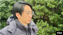 2024年1月25日，波士頓伯克利音樂學院的中國留學生吳嘯雷因威脅民主活動人士被聯邦陪審團定罪後走出波士頓的聯邦地區法院。(美國之音影片截圖)