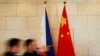 资料照：中国与菲律宾国旗