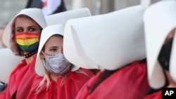 星期五，抗议者在波兰首都华沙抗议波兰政府计划退出防止家暴伊斯坦布尔公约。