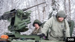 美国陆军2018年2月16日在阿拉斯加州美军基地冒着严寒练兵（美国国防部）