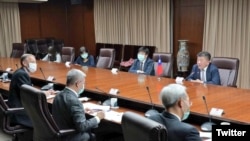 台灣衛生部長陳時中（上排右1)2020年4月27日在台灣外交部與美國衛生部長阿扎爾舉行電話會議，下排左1為AIT處長酈英傑 (台灣外交部推特)