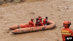 中國甘肅省的救援人員乘坐小艇在洪水中行進。（2022年7月16日）