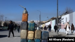 Продажа бензина на улицах Кабула. Фото Reuters, 27 января 2022 года