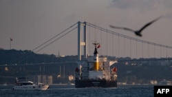 一艘懸掛巴拿馬旗的貨輪在伊斯坦布爾經過檢查正在穿越博斯普魯斯海峽（2022年8月7日）