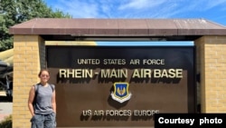 被拒入境英国的香港社运人士钟励君 (照片由钟励君提供)