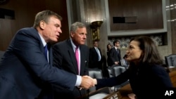 參議員馬可·沃納與臉書首席運營官雪莉·桑德伯格2018年9月5 日在國會聽證會上握手