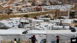 敘利亞難民兒童在黎巴嫩東部的一個非正式難民營裡玩耍。（2018年6月13日）