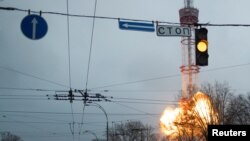 基輔電視塔被入侵俄軍擊中後爆炸。(2022年3月1日)
