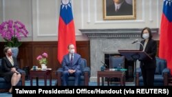 前美軍參謀長聯席會議主席穆倫(Mike Mullen，中)2022年3月2日在台灣總統府會見蔡英文。 （台灣總統府照片）