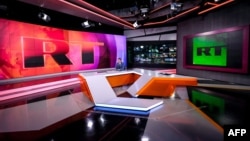 Ведущий телеканала RT (ранее Russia Today) в студии телекомпании в Москве, 8 июня 2018 года