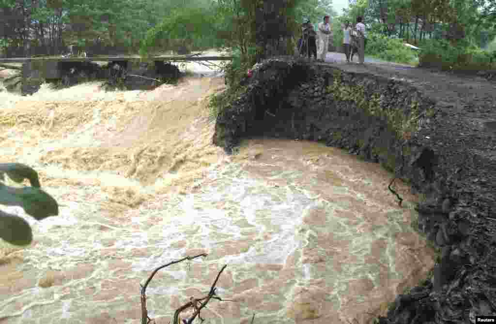 2013年9月24日，广西全州，台风暴雨造成的洪水冲垮了部分路段。这场风暴至少造成25人死亡。