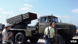 今年俄罗斯武器出口展中展出的“冰雹”火箭炮是当年的苏军和现在的俄军的常规装备。乌克兰东部的交战双方都在使用。(美国之音白桦 拍摄)