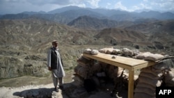 资料照片：2018年7月7日，阿富汗東部楠格哈爾省，一名當地警察在檢查站巡邏。
