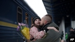 42歲烏克蘭軍人赫姆科在基輔中央火車站高興地接到了久別的女兒和妻子（2022年12月31日）