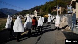 中國浙江桐廬縣的一家人在給剛剛離世的一位親人送葬。（2023年1月9日）