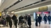 2023年1月9日从北京乘搭中国国航客机抵达伦敦希思罗机场的乘客离开国际航班到境大堂。 （美国之音/郑乐捷）