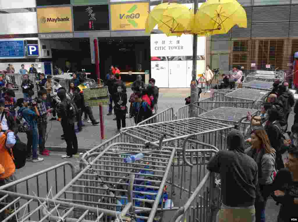 高等法院执达主任在金钟中信大厦展开清理障碍物行动（美国之音海彦拍摄）（美国之音海彦拍摄）