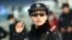 2018年2月5日，中国河南省郑州火车站郑州东站的一名警察戴着一副带有面部识别系统的智能眼镜。