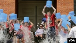 麻州州长贝克率领300人接受冰桶挑战