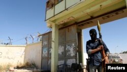 一名伊斯蘭激進份子守衛著通往班加西的通道
