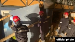 Спасатели у клуба, где прогремел взрыв