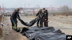 Wanajeshi wa Ukraine wakikusanya miili ya raia waliouawa na majeshi ya Russia humo Irpin karibu na Kyiv, Ukraine, March 31, 2022.