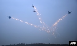 俄羅斯空軍SU-27戰機在中國珠海航空展進行試驗飛行。（2014年11月10日）