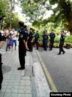 警察在工厂维稳 (新浪微博“新生鞋厂工友维权”)