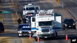 调查人员前往科罗拉多州海兰德农场的枪击现场 （2017年12月31日）