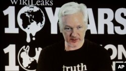 阿桑奇在维基揭密成立10周年之际通过视频在德国柏林的一个记者会上露面。（2016年10月4日）