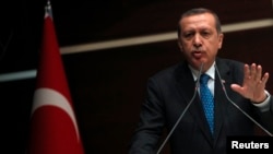 星期四晚土耳其總理埃爾多安承諾暫停重新開發伊斯坦布爾公園的計劃。