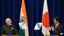 2016年11月，印度总理莫迪与日本首相安倍晋三在东京的联合记者会上（资料图）