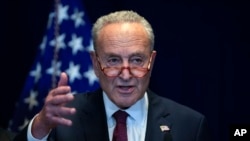 ຜູ້​ນຳ​ສຽງ​ສ່ວນຫຼາຍ​ສະ​ພາ​ສູງ ສະ​ຫະ​ລັດ ທ່ານ ຈັກ ຊູ​ເມີ, ສັງ​ກັດ​ພັກ​ເດ​ໂມ​ແຄ​ຣັດ, ຢູ່​ສະ​ຖານ​ທູດ ສະ​ຫະ​ລັດ ໃນ ປັກ​ກິ່ງ, 9 ຕຸ​ລາ 2023.