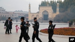 Jami'an tsaron China a harabar wani masallacin Uighur da ke yammacin China